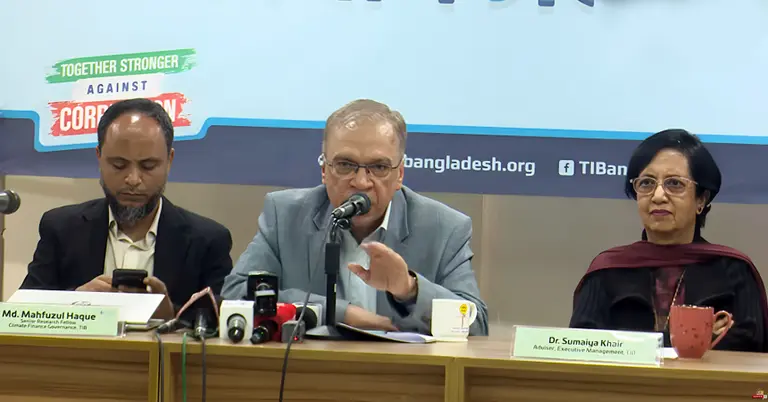 কথা বলছেন টিআইবির নির্বাহী পরিচালক ড. ইফতেখারুজ্জামান